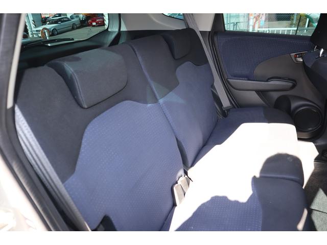 室内も充分・年式以上に綺麗です！更にスタッフが真心込めて納車の清掃や準備をします！（気になる方には別途ルームクリーニング・革調カバー販売など）対応できます。