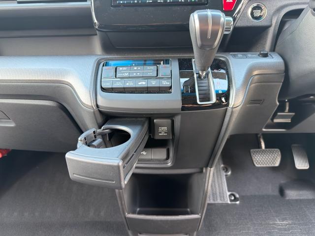 ステップワゴンスパーダ スパーダ ホンダセンシング ワンオーナー禁煙車 サイドリフトアップシート フロアマット新品 7人乗り 純正エンジンスターターリフトアップシートリモコン(17枚目)