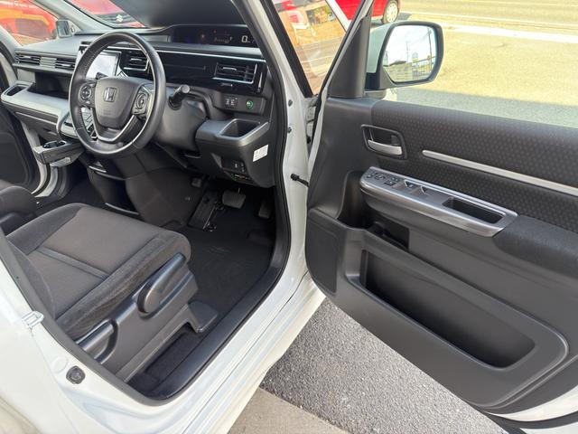 ステップワゴンスパーダ スパーダ ホンダセンシング ワンオーナー禁煙車 サイドリフトアップシート フロアマット新品 7人乗り 純正エンジンスターターリフトアップシートリモコン(22枚目)