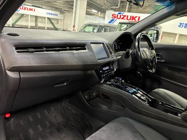 ヴェゼル ハイブリッドＲＳ・ホンダセンシング　純正ナビ　バックカメラ　ＥＴＣ　衝突被害軽減ブレーキ　レーンキープアシスト　横滑り防止装置　プッシュスタート　オートライト　オートエアコン　シートヒーター　電子パーキングブレーキ　電動格納ドアミラー（17枚目）