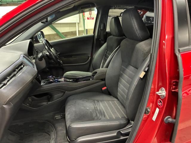 ヴェゼル ハイブリッドＲＳ・ホンダセンシング　純正ナビ　バックカメラ　ＥＴＣ　衝突被害軽減ブレーキ　レーンキープアシスト　横滑り防止装置　プッシュスタート　オートライト　オートエアコン　シートヒーター　電子パーキングブレーキ　電動格納ドアミラー（18枚目）