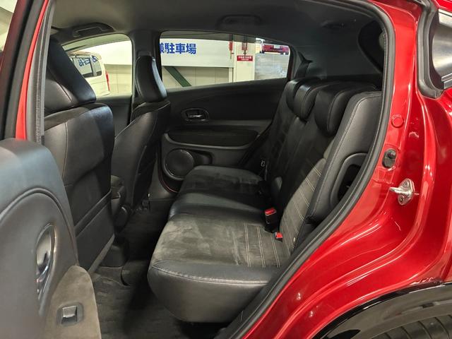 ヴェゼル ハイブリッドＲＳ・ホンダセンシング　純正ナビ　バックカメラ　ＥＴＣ　衝突被害軽減ブレーキ　レーンキープアシスト　横滑り防止装置　プッシュスタート　オートライト　オートエアコン　シートヒーター　電子パーキングブレーキ　電動格納ドアミラー（19枚目）