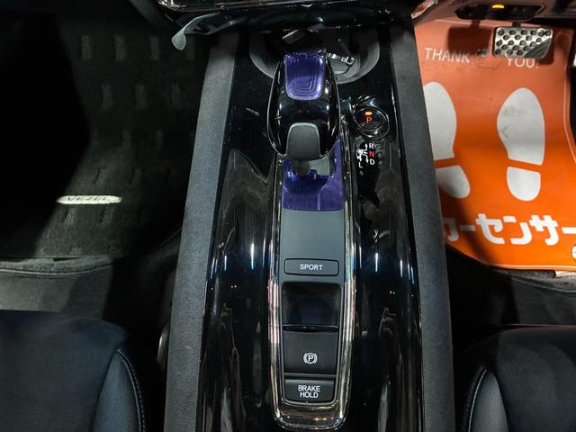 ヴェゼル ハイブリッドＲＳ・ホンダセンシング　純正ナビ　バックカメラ　ＥＴＣ　衝突被害軽減ブレーキ　レーンキープアシスト　横滑り防止装置　プッシュスタート　オートライト　オートエアコン　シートヒーター　電子パーキングブレーキ　電動格納ドアミラー（26枚目）