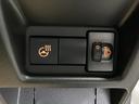 【ステアリングヒーター】こちらのボタンを押すとハンドルの一部が暖かくなり寒い時期には快適に運転していただくことができます。