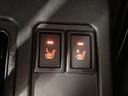 【シートヒーター】 こちらのボタンを押すと前席のシートを温めることができます!寒い日も快適にお過ごしいただけます!