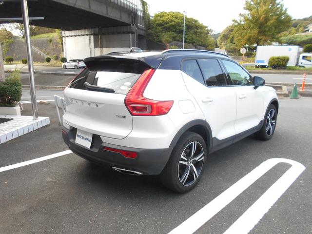 ＸＣ４０ Ｔ４　ＡＷＤ　Ｒデザイン　ハーフレザーシート・前席パワーシート・全席シートヒーター・ステアリングヒーター・パワーテールゲート・クルコン・置くだけ充電・純正９インチナビ・フルセグ・Ｂｌｕｅｔｏｏｔｈ・３６０度カメラ・ＥＴＣ（5枚目）