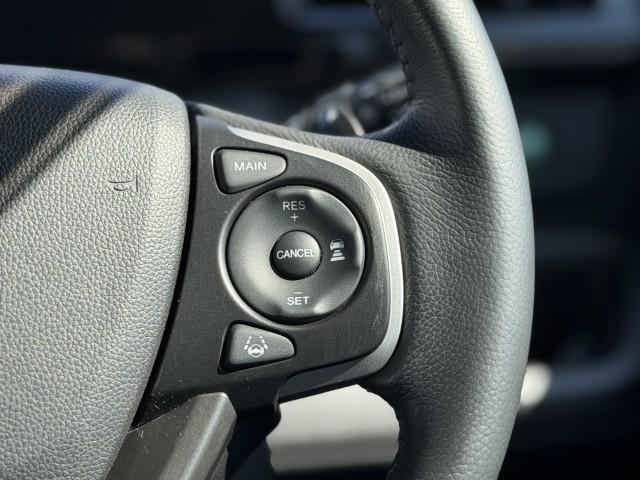 ハンドル右側スイッチは、ホンダセンシングの機能の一つ、「アダプティブクルーズコントロール」です。