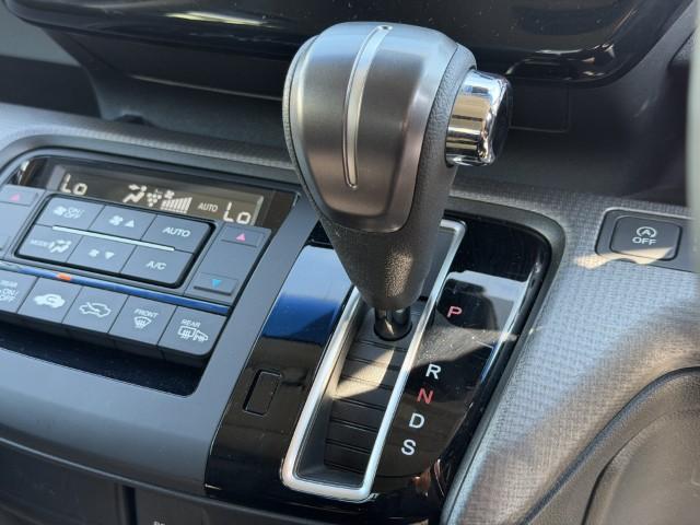 インパネシフトなので視線の移動少なく足元もすっきりです。