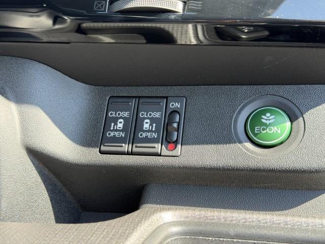 両側電動スライドドアを装備！荷物で手が塞がる時など簡単にドアの開閉ができます！