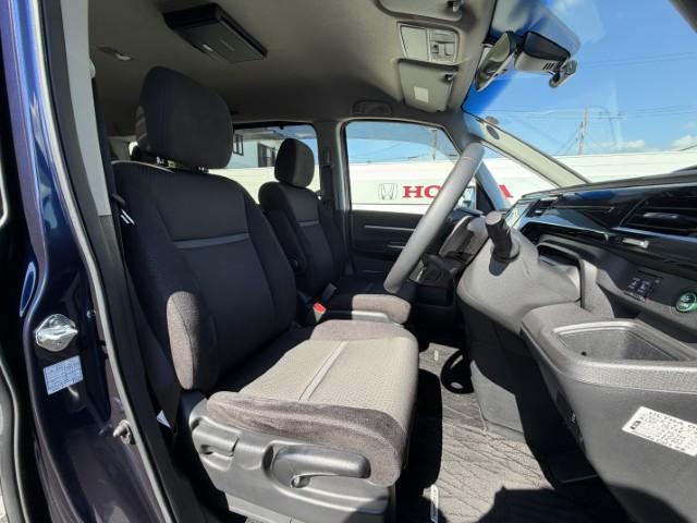 運転席・助手席は座り心地が良く、乗り降りもラクラクです！