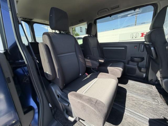 ２列目シートです。独立したキャプテンシートで、中央から３列目への移動も可能です！