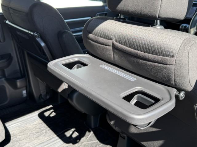 ２列目にはシートバックテーブルがあります。
