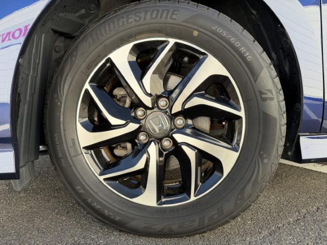 純正アルミホイールです。タイヤサイズは、２０５／６０Ｒ１６です。