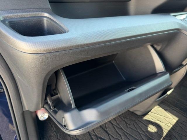 助手席前のグローブＢＯＸです。