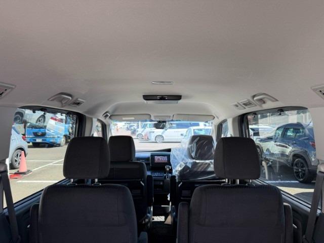 サードシートからの前方視界です。中央をウオークスルー可能です。