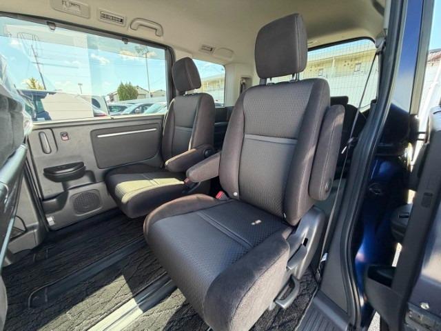 セカンドシートです。ここも座席間のウオークスルーが可能です。