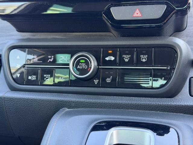 細かい操作なしで快適温度に調整してくれるオートエアコンです。冬でも快適にドライブできるシートヒーター付きです。