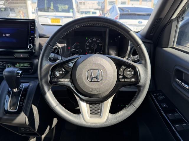 ３本スポークのハンドルです。エアバッグを装備しています。