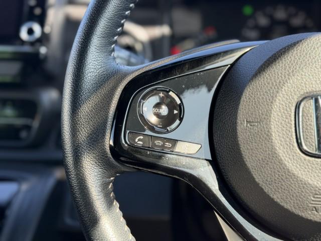 ハンドル左側スイッチは、ナビを触らずボリューム操作やモード選択が出来る「オーディオリモコン」です。