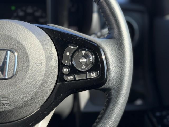 ハンドル右側スイッチは、ホンダセンシングの機能の一つ、「アダプティブクルーズコントロール」です。