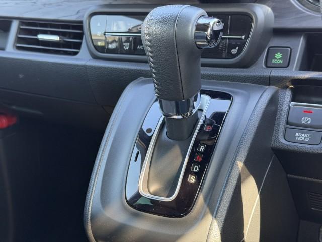 インパネシフトなので視線の移動少なく足元もすっきりです。