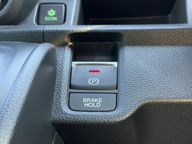 スイッチひとつでパーキングブレーキが作動する電子パーキングブレーキと、ブレーキから足を離しても停車状態を保持するブレーキホールドボタンです。