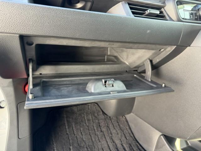 助手席前の収納スペースです。