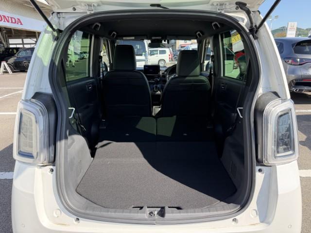 リアシートを倒せば広々荷室の出来上がりです！