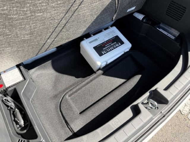 荷室下には、小さな収納もあります。