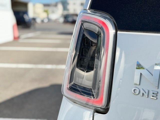 左側のリアコンビネーションランプ周辺です。