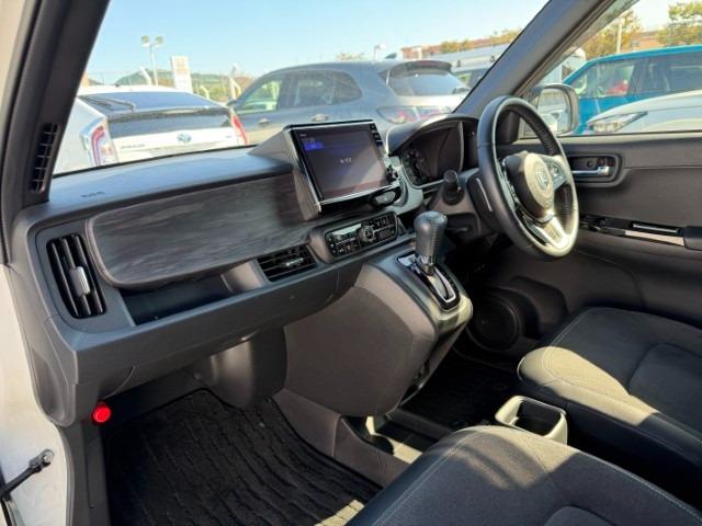 先代と比べ、前席はセパレートシートになりました。