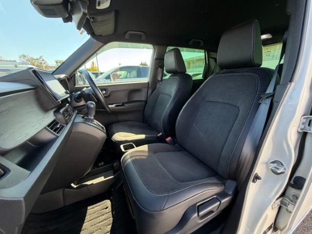 前席の下に燃料タンクを配置した、センタータンクレイアウト方式を採用しています。