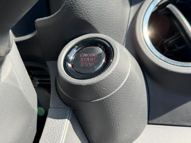 エンジンスタートスイッチは、ハンドル右側にあります。