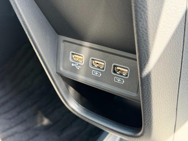 インパネのシフト下にＵＳＢ端子があります。