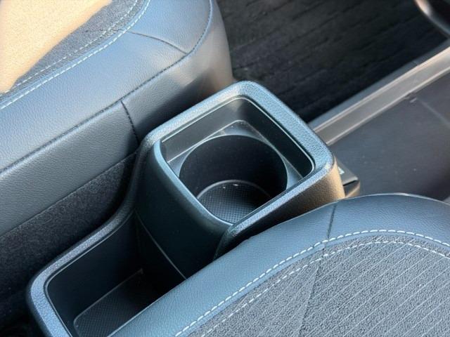 前席間に、ドリンクホルダーを兼ねた収納スペースがあります。