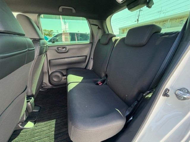 後席座面は跳ね上げ可能です。