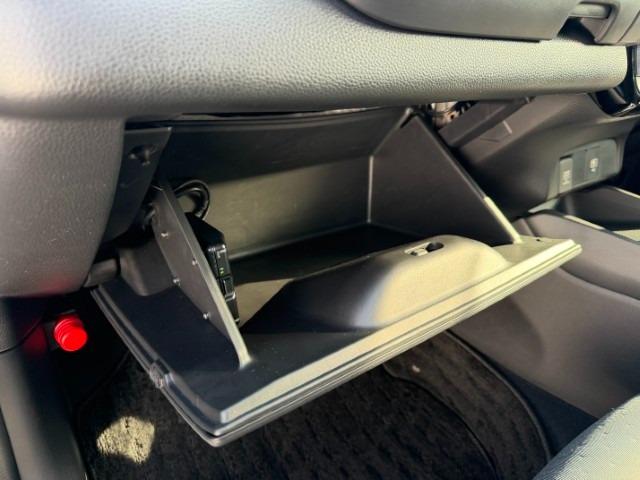 フィット ｅ：ＨＥＶベーシック　８インチナビ　Ｂカメラ　運転支援　前後ドラレコ　ＥＴＣ　パーキングセンサー　ＵＳＢ入力端子　ワンオーナー　カーテンエアバッグ　地デジ　セキュリティアラーム　ＴＶ（48枚目）