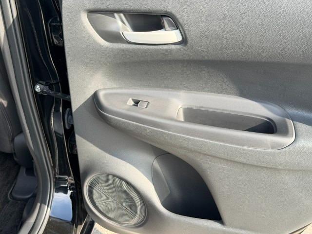 フィット ｅ：ＨＥＶベーシック　８インチナビ　Ｂカメラ　運転支援　前後ドラレコ　ＥＴＣ　パーキングセンサー　ＵＳＢ入力端子　ワンオーナー　カーテンエアバッグ　地デジ　セキュリティアラーム　ＴＶ（52枚目）