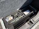 荷室下には、工具やパンク修理キットが収納されています。