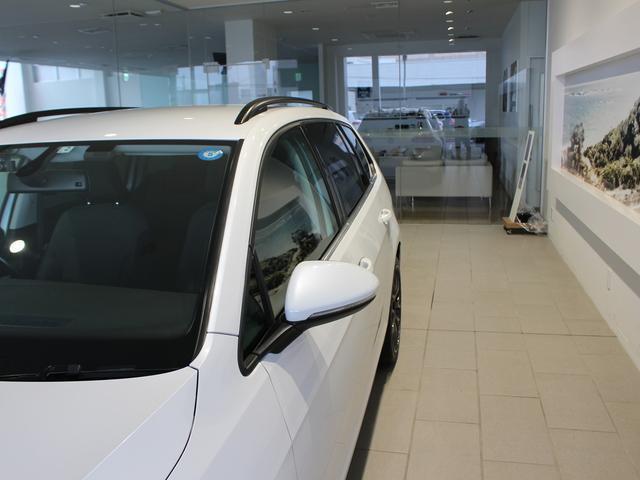 TSIコンフォートラインプレミアムエディション 弊社下取り車 禁煙車 HIDヘッドライト 純正ナビゲーション バックカメラ クルーズコントロール オートライトシステム レインセンサー 自動防眩ルームミラー カミングホーム&リービングホーム(7枚目)