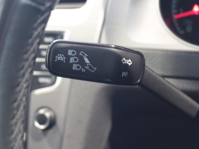 TSIコンフォートラインプレミアムエディション 弊社下取り車 禁煙車 HIDヘッドライト 純正ナビゲーション バックカメラ クルーズコントロール オートライトシステム レインセンサー 自動防眩ルームミラー カミングホーム&リービングホーム(26枚目)