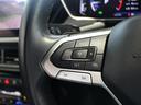 ステアリング左のスイッチは、安全な車間距離を常にキープする全車速追従機能設定を行います。追従機能は、高速道路から渋滞路までどの速度域でも作動して先行車が停止するまでの範囲で制御が可能です。
