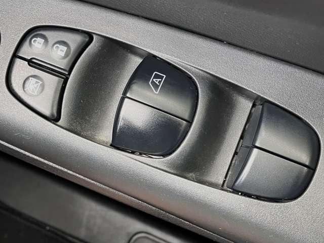 セレナ ２．０　Ｘ　Ｖセレクション　クルーズコントロール／衝突被害軽減ブレー　レーンキープ　オートクルーズ　インテリキー　パークアシスト　アイドリングストップ　盗難防止システム　点検記録簿　ＡＢＳ　助手席エアバック　ＡＡＣ　キーフリー　ＰＳ　パワーウィンドウ　運転席エアバック（17枚目）