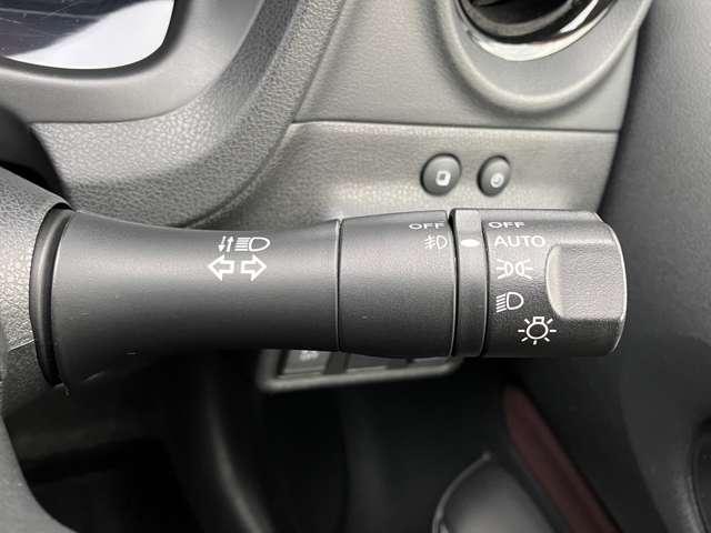 ノート １．２　ｅ－ＰＯＷＥＲ　Ｘ　モードプレミア　衝突被害軽減ブレーキ／車線逸脱警報／フロン　エマブレ　パワーウインドウ　ＷＡＢ　キーフリー　ＡＣ　ドラレコ　エアバッグ　メモリーナビ　ＡＢＳ　インテリジェントキー　アイドリングストップ　レーンキープ　ナビ　盗難防止装置　ＥＴＣ　記録簿　アルミ（13枚目）