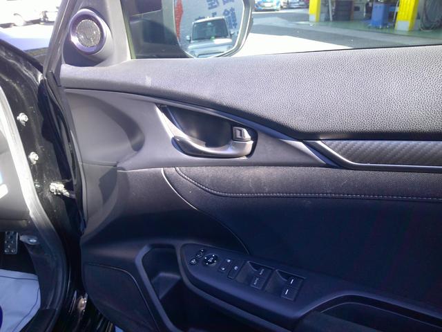 シビック ハッチバック　デジタルインナーミラー　ＥＴＣ　ナビ　オートクルーズコントロール　レーンアシスト　衝突被害軽減システム　アルミホイール　オートライト　ＬＥＤヘッドランプ　シートヒーター　ＣＶＴ　盗難防止システム（7枚目）