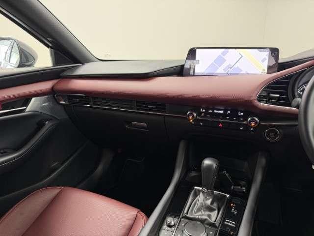 ＭＡＺＤＡ３ファストバック ２．０　２０Ｓ　ツーリング　革シート　ＢＯＳＥサウンドシステム　ナビ　フルセグＴＶ　ＳＢＳ　パワーシート　バックカメラ　フロントカメラ　シートヒーター　スマートキー　オートマチックハイビーム　コーナーセンサー　レーダークルコン（12枚目）