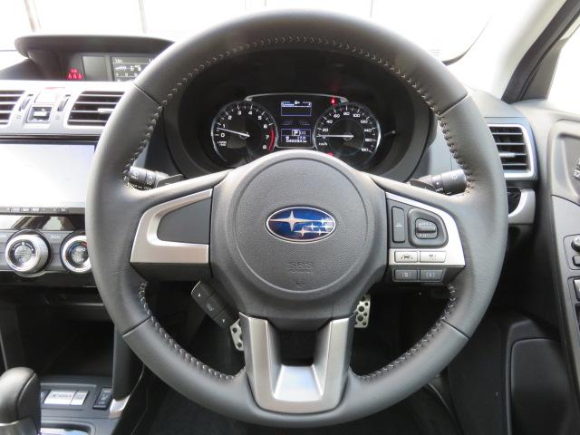 �X�e�A�����O�z�C�[���͏㉺�ɂS�Q�����A�O��ɂS�O�����͈̔͂Œ����\�ł���