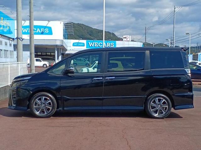 ヴォクシー ＺＳキラメキ３　新品タイヤ／保証書／社外　９インチ　ＳＤナビ／フリップダウンモニター　社外　９インチ／トヨタセーフティセンス／両側電動スライドドア／車線逸脱防止支援システム／ヘッドランプ　ＬＥＤ　衝突被害軽減システム（2枚目）