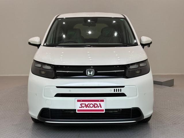 フリード エアー　ホンダセンシング　バックカメラ　サイドエアバック　フルＬＥＤヘッドライト　両側パワースライドドア　電子制御パーキングブレーキ　オートブレーキホールド　１５インチスチールホール　７インチ液晶メーター（2枚目）