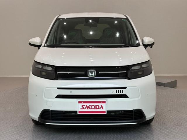 フリード エアー　ホンダセンシング　バックカメラ　サイドエアバック　フルＬＥＤヘッドライト　両側パワースライドドア　電子制御パーキングブレーキ　オートブレーキホールド　１５インチスチールホール　７インチ液晶メーター（2枚目）